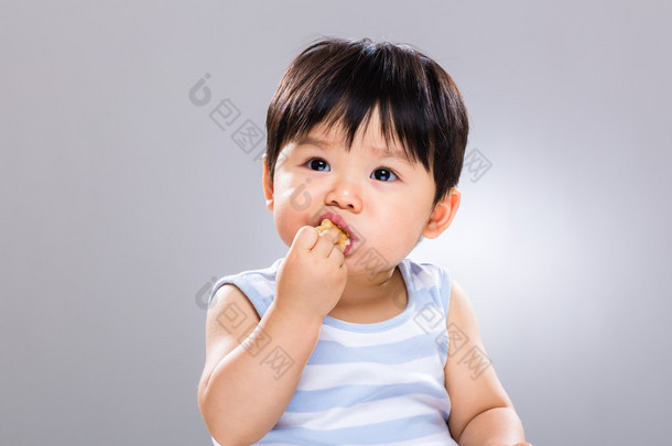 小男孩吃饼干