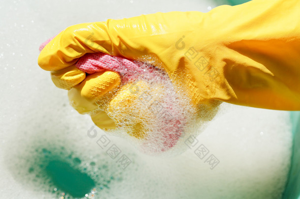 在黄色<strong>橡胶手套</strong>的手逐渐耗尽湿式除尘器