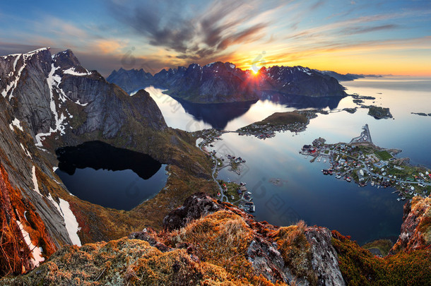 日暮时分，挪威自然全景山风景.