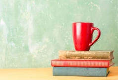 书籍和桌上的红色杯子