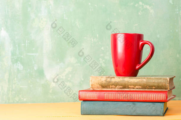 <strong>书籍</strong>和桌上的红色杯子