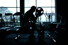 健壮的男人，在健身房锻炼的身影。健身健美运动员在体育馆训练