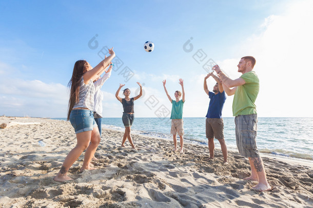 多种族集团的朋友们在海滩上打排球