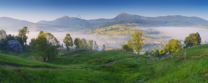 喀尔巴阡的全景山村 