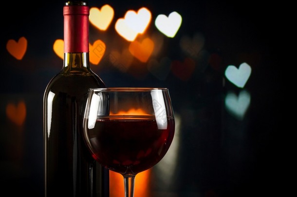 葡萄酒杯附近瓶，情人节的概念
