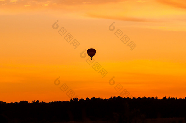 夕阳西下的热气球