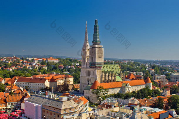 萨格勒布大教堂全景的鸟瞰图