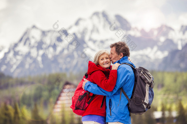 夫妇拥抱在山