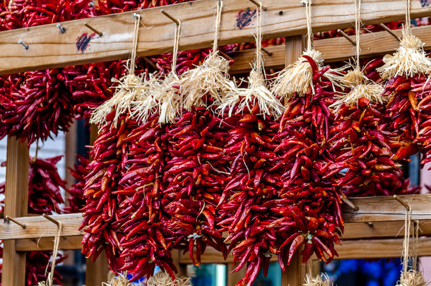 干辣椒 ristras 在农贸市场