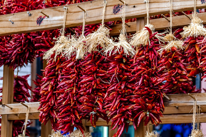 干辣椒 ristras 在农贸市场