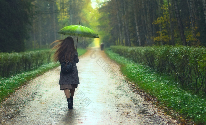 雨下的女孩 走路看手机