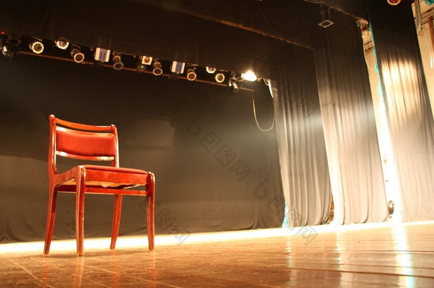空的剧院舞台上的椅子