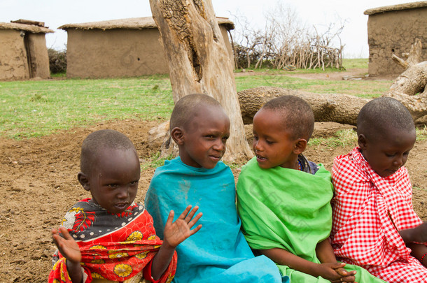 一组肯尼亚马赛部落的儿童