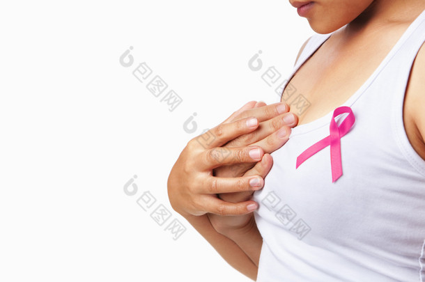 持有另一只手按住她的乳房与粉红<strong>丝带</strong>的女人