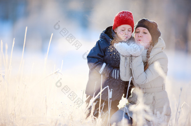 母亲和儿子在冬天的户外活动