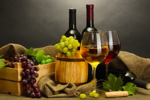 每桶、 瓶及杯酒和熟了灰色的背景上的木桌上的葡萄