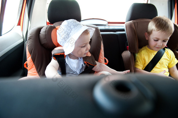 在汽车行驶的儿童