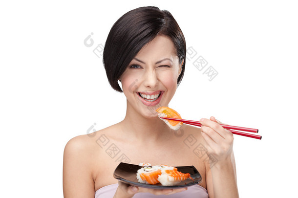 美丽的女人吃寿司