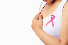 持有与粉红丝带乳腺癌的女人