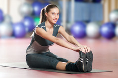 女人做拉伸在体育健身房的健身运动。瑜伽