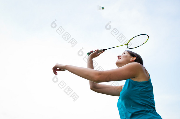 漂亮打<strong>羽毛球</strong>在城市公园中的女人