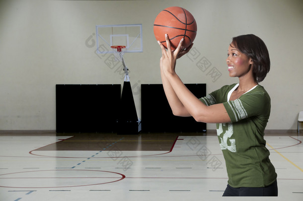 打篮球的黑女人