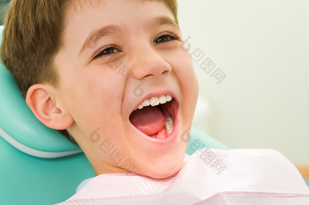 他张大嘴巴期间看牙医的<strong>体检</strong>与童
