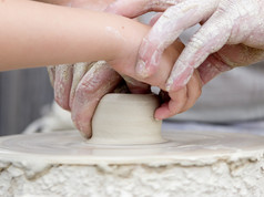 工匠学习儿童从白色黏土使波特.