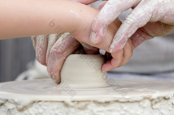 工匠学习儿童从白色黏土使波特.