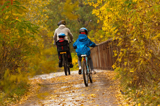 骑自行车自行车户外活动家庭
