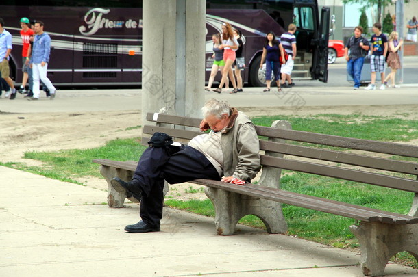 男人睡在一张长凳上