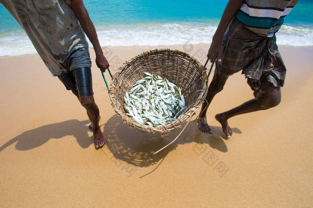 渔民拉渔网在斯里兰卡