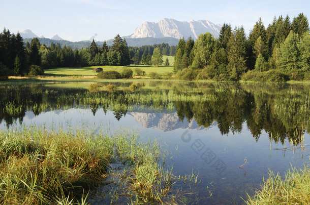 阿尔卑斯山中的湖泊