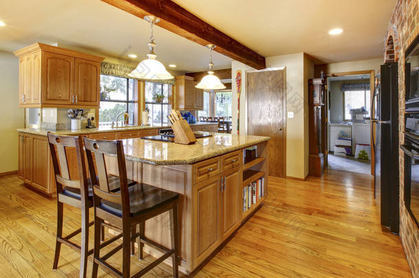 hardwod 地板和木梁的大木厨房.