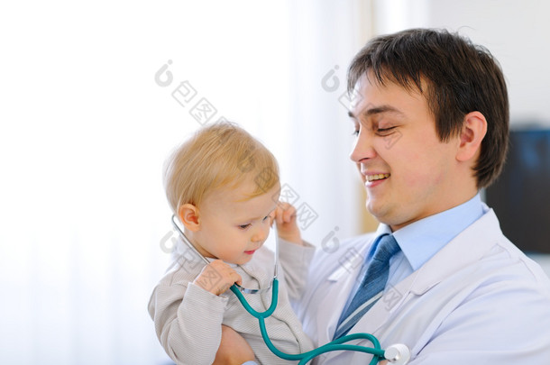 快乐可爱的小宝贝用听诊器 pediatr 手上的画像