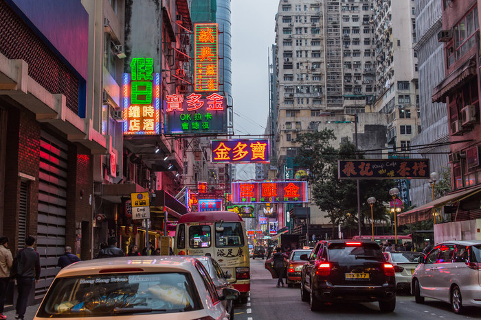 标志在九龙照亮夜空