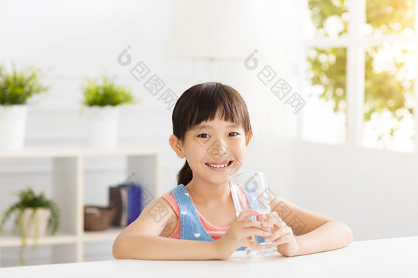 从玻璃的快乐儿童喝水