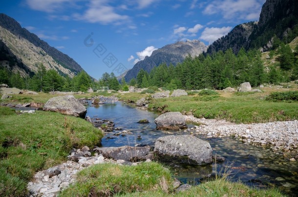 山高原与河