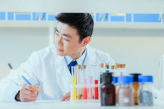 亚洲医生在测试实验室工作