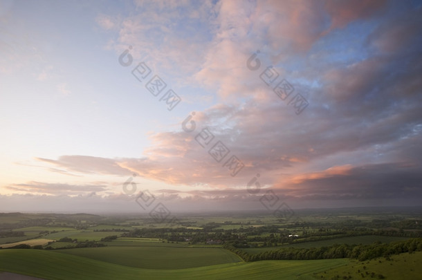 漂亮的英国乡下风景在连绵起伏的丘陵