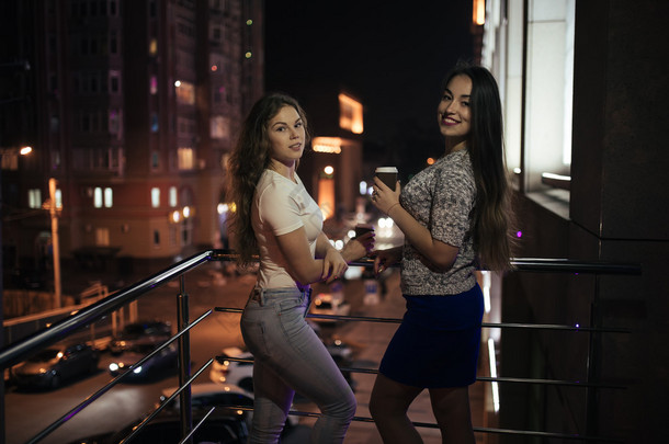 两个年轻女人<strong>朋友</strong>晚上在阳台上发言