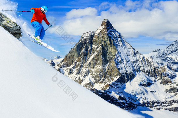 在<strong>背景</strong>和马特宏峰滑雪的人