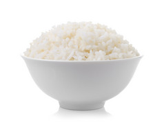 碗里盛满了米饭在白色背景上