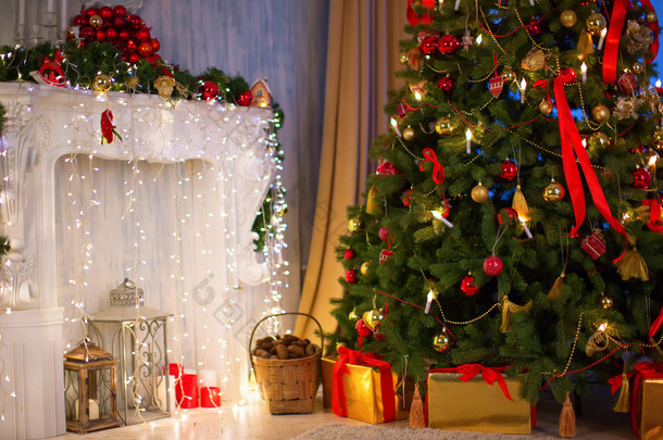 壁炉、 圣诞节和<strong>新年</strong>的圣诞树.
