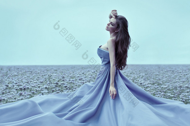 蓝裙子的女人