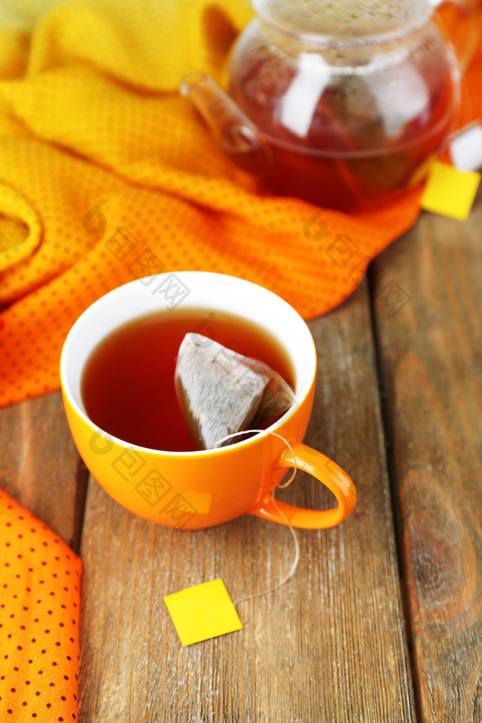 杯茶、 茶壶和茶叶袋上木桌特写