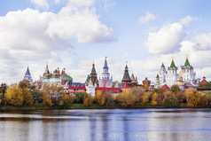 附近一个湖在秋天童话俄罗斯城堡.