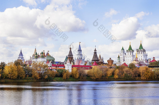 附近一个湖在秋天<strong>童话</strong>俄罗斯城堡.