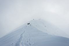 在冬天白雪皑皑的山顶