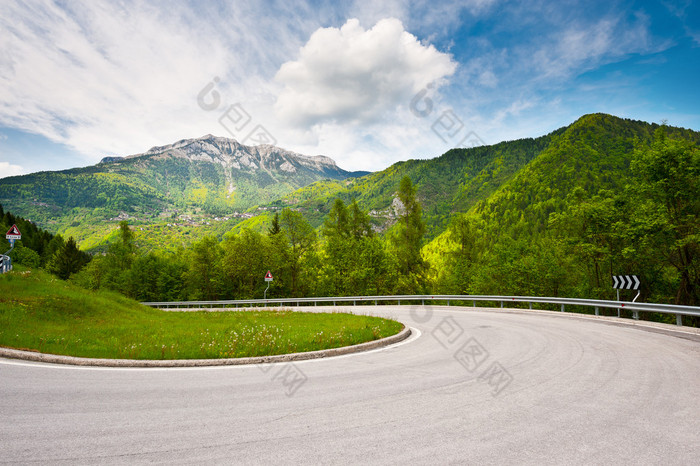 蛇纹石山路